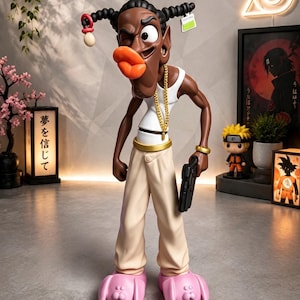 Könnte beinhalten: Eine stilisierte Charakterfigur mit dunkler Haut, großen orangefarbenen Lippen und schwarzem geflochtenem Haar mit einer rosa Antenne und einem Schnuller. Die Figur trägt ein weißes Unterhemd, eine beige Hose, eine goldene Kette und rosa Hausschuhe in Tierform.