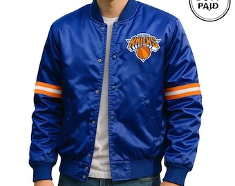 Chaqueta bomber de satén de los New York Knicks hecha a mano, azul vintage, estilo universitario deportivo, con botones a presión y bordados.
