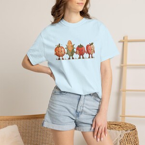 T-Shirt mit Erntegemüse | Herbstliches Patchwork-Design mit Kürbis, Mais, Tomate und Apfel Chambray