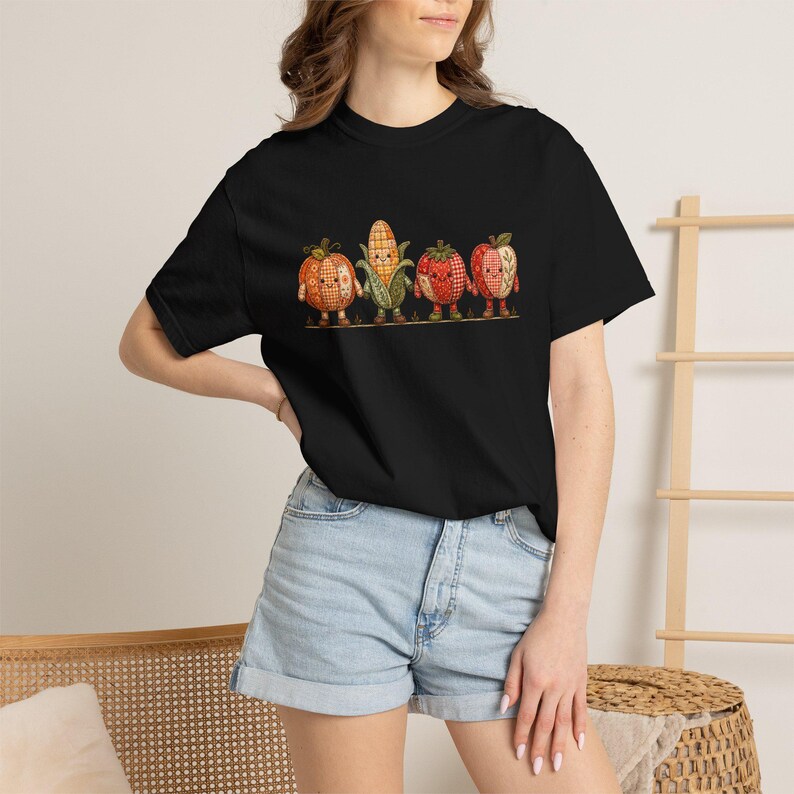 T-Shirt mit Erntegemüse | Herbstliches Patchwork-Design mit Kürbis, Mais, Tomate und Apfel Black