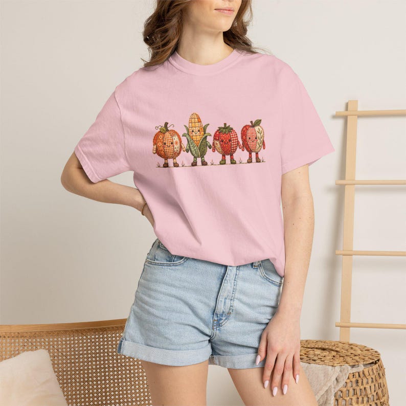 T-Shirt mit Erntegemüse | Herbstliches Patchwork-Design mit Kürbis, Mais, Tomate und Apfel Blossom
