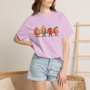 T-Shirt mit Erntegemüse | Herbstliches Patchwork-Design mit Kürbis, Mais, Tomate und Apfel Orchid