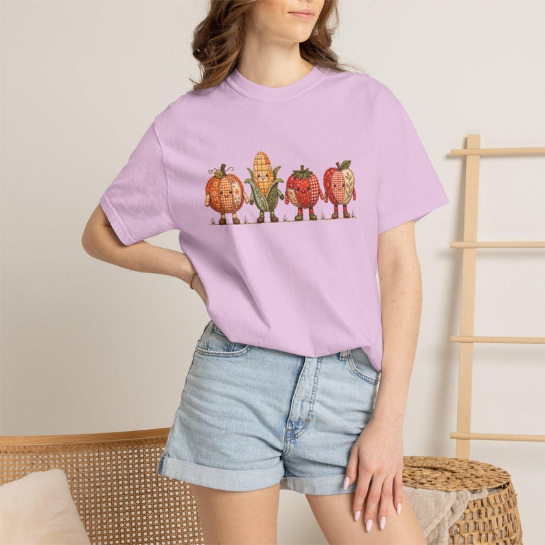 T-Shirt mit Erntegemüse | Herbstliches Patchwork-Design mit Kürbis, Mais, Tomate und Apfel Orchid