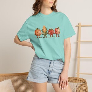 T-Shirt mit Erntegemüse | Herbstliches Patchwork-Design mit Kürbis, Mais, Tomate und Apfel Chalky Mint