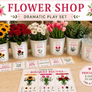 Può includere: Un set di gioco drammatico di fioreria con secchi di metallo bianco pieni di girasoli, rose, margherite, tulipani e verde. Include vasi, ricette e biglietti di auguri. Per bambini.