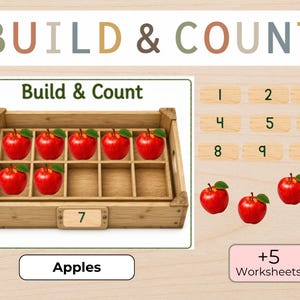 Op de afbeelding: Een Build & Count educatieve set met een houten krat met tien vakken, zeven rode appels met groene blaadjes erin geplaatst, en losse houten tegels genummerd 1 tot 10. Bevat drie losse rode appels en een label met +5 Worksheets.