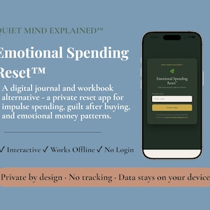 Può includere: Uno smartphone che mostra l'interfaccia dell'app Emotional Spending Reset con sfondo verde scuro, testo bianco e un pulsante di sblocco dorato. Lo schermo mostra un campo per il codice. Il testo visualizzato è Quiet Mind Explained.