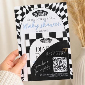 Może przedstawiać: Zestaw zaproszeń na baby shower z czarno-białym wzorem w szachownicę. Zaproszenie zawiera tekst "Baby on Board" i "Baby shower". Dołączona jest również karta rejestracyjna z kodem QR.