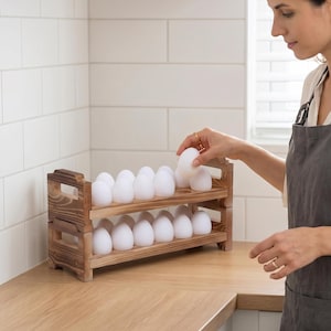 Porte-œufs en bois fait main. Plateau porte-œufs en bois, étagère de rangement rustique, organisateur de cuisine style ferme, support à œufs de comptoir.