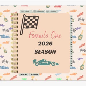Puede incluir: Un planificador con espiral con una cubierta de color melocotón claro con el texto "Formula One 2026 SEASON" y un gráfico de bandera a cuadros. El fondo está estampado con coches de carreras, botellas de champán y trofeos.