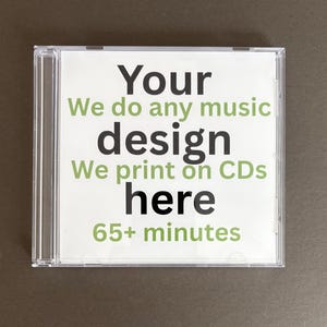Könnte beinhalten: Eine transparente CD-Hülle mit einem weißen Einsatz. Der Einsatz zeigt Text in Schwarz und Grün, der lautet: "Your design, We do any music, We print on CDs here, 65+ minutes."