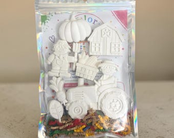 Herbstliches Gipsmalset, Kinderbastelidee, Gastgeschenk, Bauernhof-Thema, Traktor, Scheune