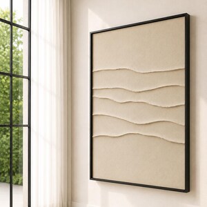 Könnte beinhalten: Ein großes, rechteckiges Wandbild mit einer beigen, strukturierten Oberfläche, das vier horizontale, erhabene und wellenförmige Schichten mit gerissenen Papierkanten aufweist, eingefasst in einen dünnen, schwarzen Rahmen.