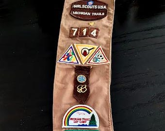 Vintage** Girl Scout Brownie Sash -1992-93 Award Pins and Patches-  Made in USA