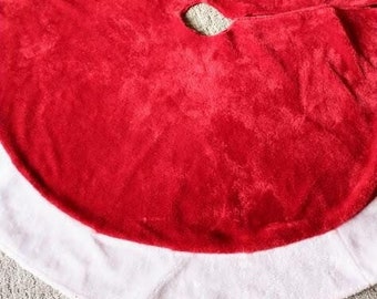 SALE !! Plush Christmas Tree Skirt – Red with White Border (4 Ft or 3 Ft)
