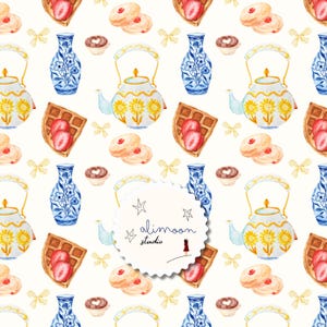 Pode incluir: Padrão aquarela repetido com bules, vasos, waffles com morangos, biscoitos e xícaras de chá em forma de coração. O design inclui laços amarelos e o texto "alimooon studio".
