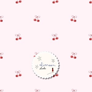 Pode incluir: Um fundo rosa claro com um padrão repetido de cerejas vermelhas amarradas com laços rosa. Um círculo branco com borda recortada com o texto "alimooon studio" e uma pequena ilustração de uma pessoa com um vestido vermelho está no canto inferior direito.