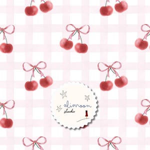 Pode incluir: Padrão aquarela repetido de cerejas vermelhas com laços rosa sobre um fundo xadrez rosa e branco. Um adesivo circular com o texto "alimoon studio" e uma pequena ilustração está na imagem.