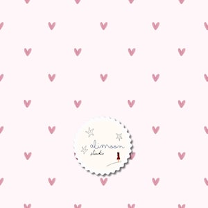 Pode incluir: Um fundo rosa claro com um padrão de pequenos corações rosa. Um logotipo circular com o texto "alimoon studio" e uma pequena ilustração de uma pessoa com um vestido vermelho está no canto inferior direito.