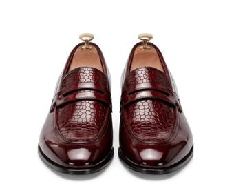 Mocasines de hombre en charol color burdeos y piel con efecto cocodrilo.