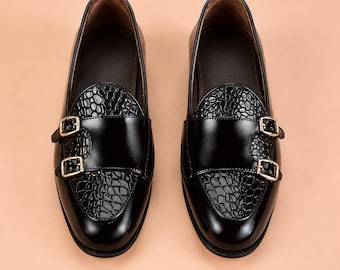 Herr Svarta Loafers med Dubbla Munkremmar i Krokodilstrukturerat Läder med Handgjorda Slip-On Finskor