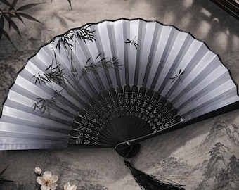Añade un toque de paz y estilo a tu hogar con este mini bonsái artificial. Diseñado para capturar la belleza del bonsái tradicional japonés.