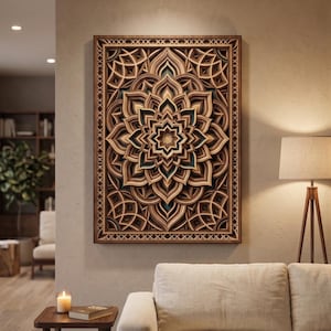 Op de afbeelding: Een groot, rechthoekig houten wandkunstwerk met een gelaagd, bloemig mandala-ontwerp. Het kunstwerk heeft tinten bruin en beige, met een donkerbruine lijst en ingewikkelde uitgesneden patronen. Het stuk is aan een neutraal gekleurde muur bevestigd.
