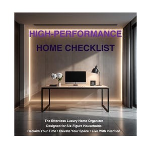 Puede incluir: Un moderno espacio de oficina en casa con un escritorio negro, un ordenador, una lámpara de escritorio negra y un jarrón con flores blancas. El texto "HIGH-PERFORMANCE HOME CHECKLIST" se muestra encima del escritorio. La imagen promueve la organización del hogar.