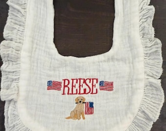 Muślinowy śliniaczek z falbanką i haftem