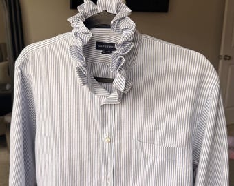 Chemise boutonnée recyclée avec col à volants ReLoved, chemisier BCBG pour femme, chemise tendance unique • M/L