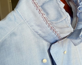 Blusa sin mangas con cuello de volantes, talla S/M, confeccionada a partir de una clásica camisa de chambray de Ralph Lauren reciclada.