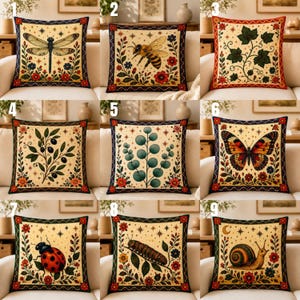 Peut inclure: Un ensemble de neuf coussins carrés en tissu crème illustrés de motifs naturels incluant une libellule, une abeille, du lierre, des olives, de l'eucalyptus, un papillon, une coccinelle, une chenille et un escargot, bordés de motifs floraux.