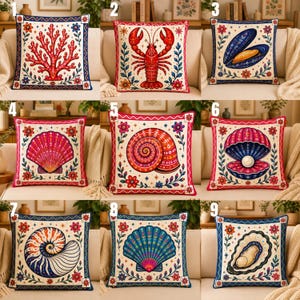 Pode incluir: Um conjunto de nove almofadas quadradas com várias ilustrações de vida marinha, incluindo coral, uma lagosta, um mexilhão, uma vieira, uma concha em espiral, uma ostra com uma pérola, um nautilus, uma concha em leque e uma ostra, emolduradas por bordas florais.