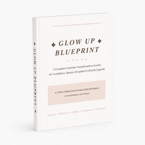 Peut inclure: Un livre à couverture rigide intitulé "Glow Up Blueprint" avec du texte marron et un accent rose clair. La tranche du livre indique "Glow Up Blueprint". Le texte de la couverture comprend "A Complete Feminine Transformation System".