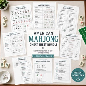 Könnte beinhalten: Ein American Mahjong Cheat Sheet Bundle mit 8 druckbaren Seiten. Das Bundle enthält Referenzhandbücher für Spielsteine, Hände, Kurztips und Wertung. Das Bild zeigt verschiedene Mahjong-Steine, Würfel und eine kleine Pflanze.