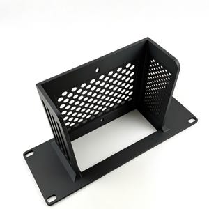 Könnte beinhalten: Eine schwarze Metallhalterung mit einer perforierten Platte und einer rechteckigen Basis. Die Halterung hat eine Reihe kleiner Löcher und ist für elektronische Bauteile konzipiert. Das Design ist modern und industriell.