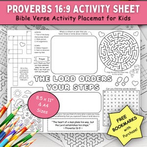 Op de afbeelding: Een zwart-wit activiteitenblad getiteld Proverbs 16:9 met een kruiswoordraadsel, een cirkelvormig doolhof, een woordzoeker, tekenvakken en de tekst The Lord Orders Your Steps. Bevat een roze cirkel met de vermelding 8.5 x 11 inch en A4-formaten.