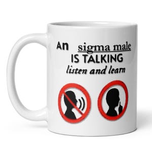 Puede incluir: Taza de cerámica blanca con el texto "An sigma male IS TALKING listen and learn". La taza también presenta dos iconos de círculo rojo con siluetas negras. Una silueta es de una persona hablando y la otra de una persona con un dedo en los labios.