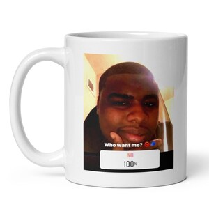 Può includere: Tazza in ceramica bianca con un selfie di una persona e il testo "Who want me?" e "NO 100%" in un riquadro nero. La tazza ha un manico curvo e una finitura lucida.