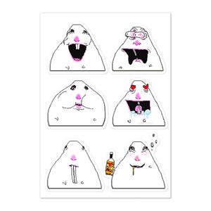 Op de afbeelding: Een stickervel met zes witte, driehoekige, cartoonachtige figuren met roze neuzen en verschillende gezichtsuitdrukkingen. De figuren tonen emoties zoals lachen, shock, kwijlen en één figuur houdt een klein flesje met vloeistof vast.