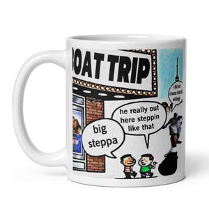 Op de afbeelding: Een witte keramische mok met een grafische print van een bioscoopluifel met het opschrift BOAT TRIP. Het ontwerp bevat stripfiguren met tekstballonnen met de tekst big steppa, he really out here steppin like that en i did not choose this life willingly.
