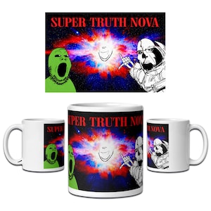 Puede incluir: Una taza de cerámica blanca con un estampado gráfico que incluye el texto SUPER TRUTH NOVA en rojo. El diseño muestra un fondo de nebulosa cósmica vibrante con un personaje verde a la izquierda y un personaje en blanco y negro a la derecha.
