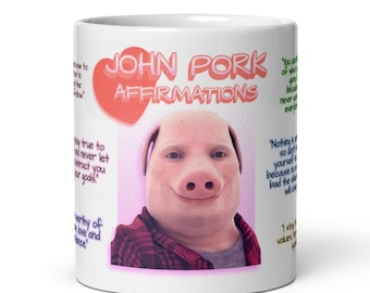 Peut inclure: Mug en céramique blanche avec l'inscription "JOHN PORK AFFIRMATIONS" et un visage de cochon. Le mug contient des affirmations écrites autour du visage de cochon. Un cadeau humoristique.