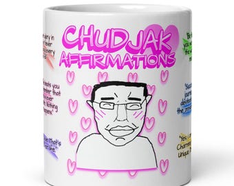 Peut inclure: Mug en céramique blanche avec l'inscription "CHUDJAK AFFIRMATIONS" en rose, une illustration de personne portant des lunettes et des coeurs roses. La tasse contient également diverses affirmations.