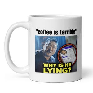 Puede incluir: Taza de cerámica blanca con un meme. El texto "coffee is terrible" está encima de una imagen de un hombre. Debajo de la imagen está el texto "WHY IS HE LYING?" También es visible una imagen más pequeña de una pantalla de teléfono.