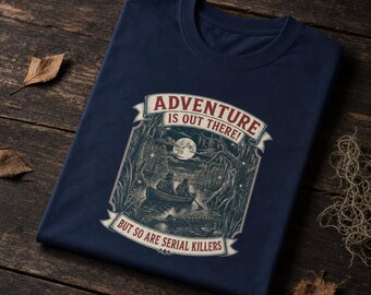 La aventura está ahí fuera, pero también los asesinos en serie. Camiseta con estampado divertido de humor negro sobre acampada.