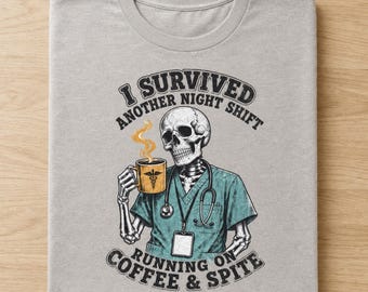 Camiseta divertida de enfermera: Sobreviví a otro turno de noche a base de café.