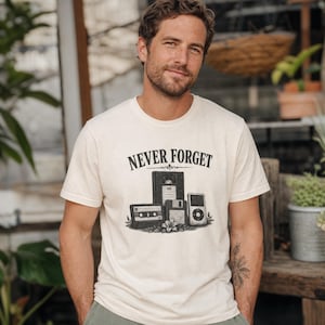 Camiseta Vintage Retrô Tech "Nunca Esqueça" | Camiseta com Fita Cassete, VHS, Disquete e iPod | Humor da Geração Y