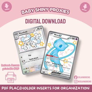 Peut inclure: Deux cartes à collectionner intitulées Baby Shiny Proxies Digital Download. Une carte représente le personnage Maushold avec 70 PV, et l'autre Mew ex avec 180 PV. Les deux cartes affichent des graphismes d'étoiles colorées et des détails pour un PDF.