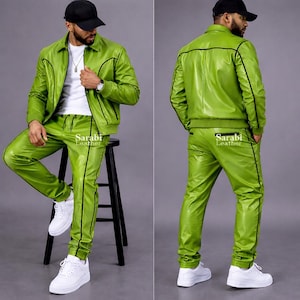 Peut inclure: Un ensemble veste et pantalon en cuir vert citron avec des d&eacute;tails de passepoil noir. La veste pr&eacute;sente un col et une fermeture frontale, tandis que le pantalon a une coupe droite. Le texte Sarabi Leather est imprim&eacute; sur le v&ecirc;tement.